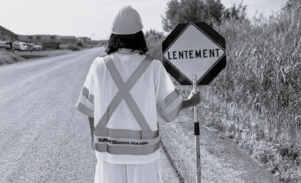 signalisation-SBR_signaleur-routier-tenant-panneau-signalisation